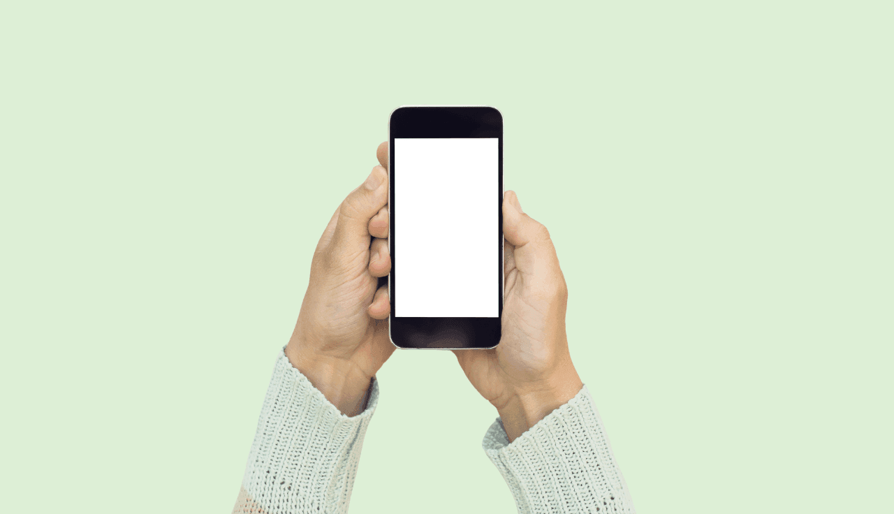 Hände die ein Mobilgerät halten